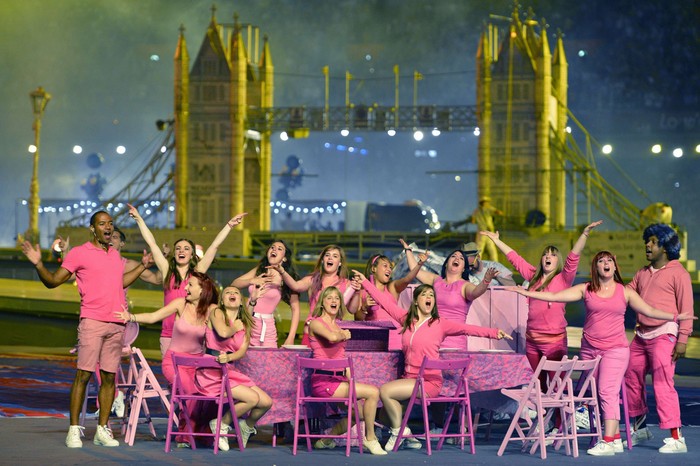 Toàn bộ lễ Bế mạc là bản hòa nhạc gồm phần thể hiện của các ca sĩ với ba mươi bài hát nổi tiếng nhất của Anh trong vòng năm mươi năm qua, cùng với các màn diễn của 4,000 vũ công.